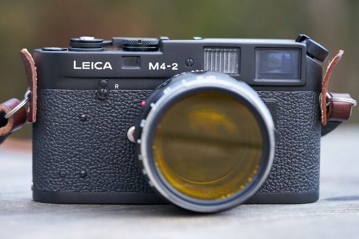 Leica M4-2 là một trong những phiên bản máy ảnh film Leica hiếm nhất khi có tổng số lượng sản xuất chỉ vỏn vẹn 16.000 chiếc trên toàn thế giới.