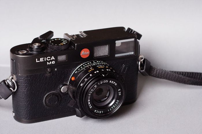 Leica M6 được coi là sự đánh dấu cho quá trình trở về nhà khi những chiếc máy ảnh film Leica đã có thể được hãng chuyển bộ phận sản xuất từ Canada trở lại Đức.