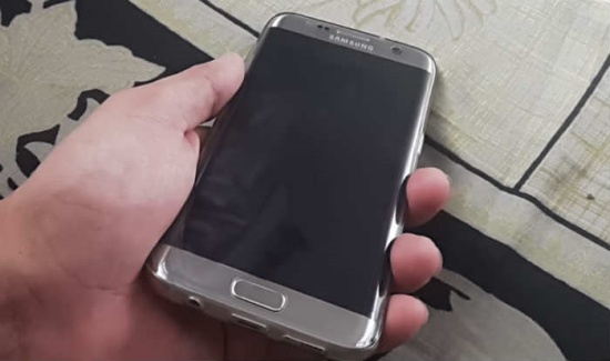Samsung S7 edge bi mat den man hinh