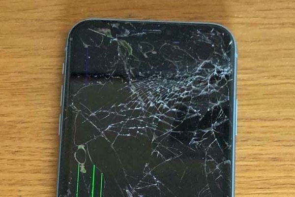 Màn hình iPhone 12 bị vỡ kính