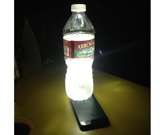 Sử dụng đèn flash iPhone và chai nước