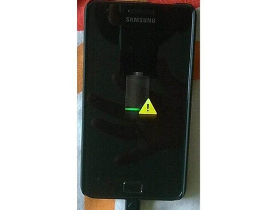 Điện thoại Samsung sạc pin hiện dấu chấm than
