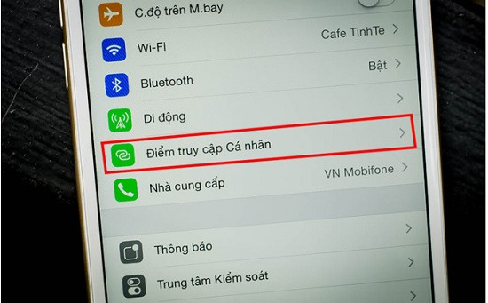 iPhone 12 đang bật điểm truy cập cá nhân