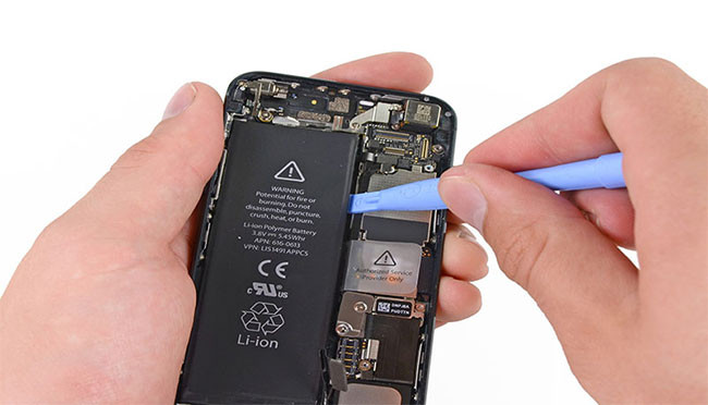 Tại sao iPhone không dùng cũng hết pin?  