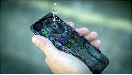 Dùng tay ướt chạm vào iPhone