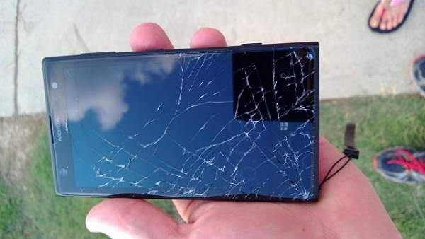 Hư hỏng ở màn hình là nguyên nhân hàng đầu gây ra lỗi màn hình điện thoại bị đen