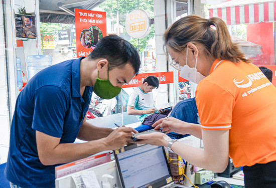 Khách ký tên lên linh kiện máy