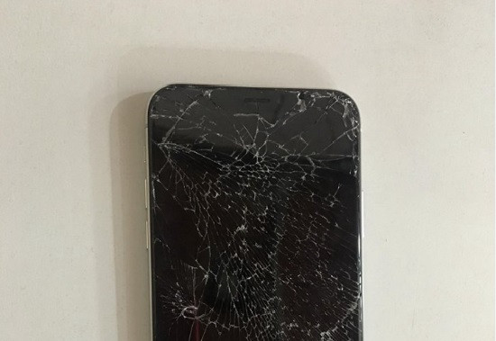 iPhone 11 bị vỡ màn hình