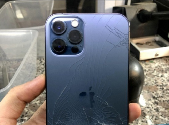 Nguyên nhân khiến iPhone 12 Pro bị chảy mực màn hình