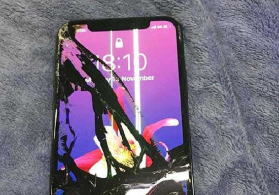 Sự cố iPhone 12 bị chảy mực màn hình