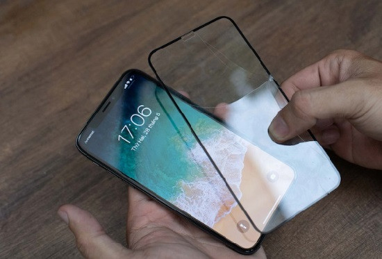 Tháo bỏ cường lực trên iPhone 11 Pro