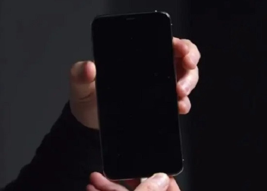 Tình trạng iPhone Xs bị đen màn hình mà vẫn có tiếng