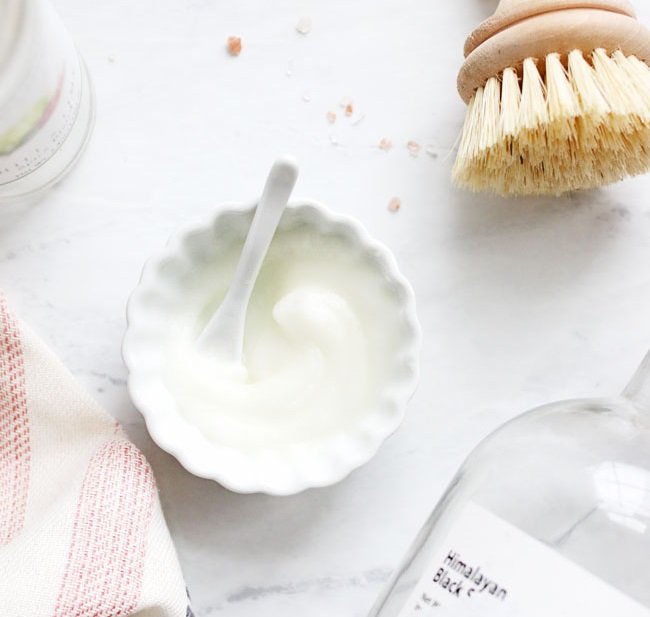 Tẩy da chết môi bằng đường, muối và vaseline