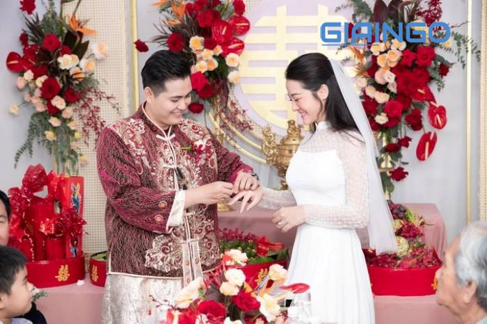 karen nguyễn và chồng trao nhẫn cho nhau