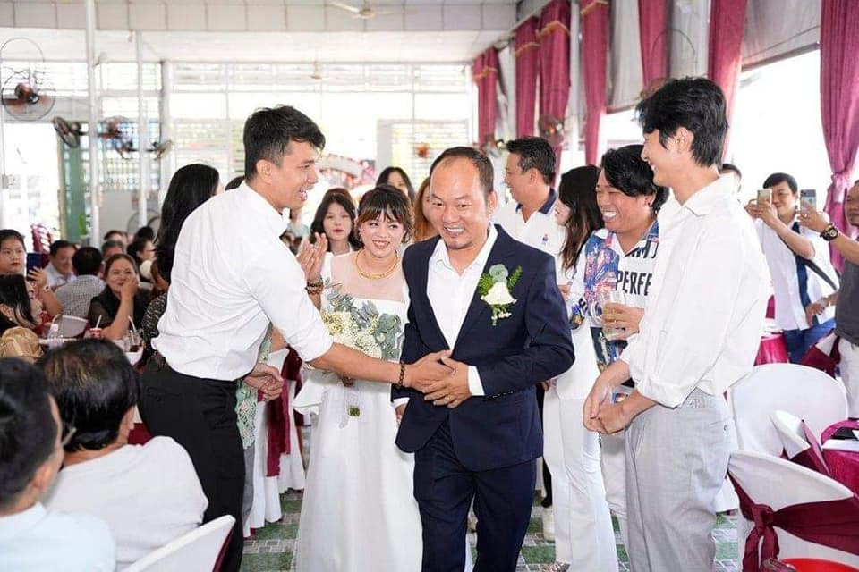 Các đồng nghiệp đến chung vui cùng Long Đẹp Trai