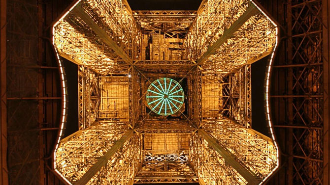 Tháp Eiffel nhìn từ dưới đáy lên - Hình nền đẹp
