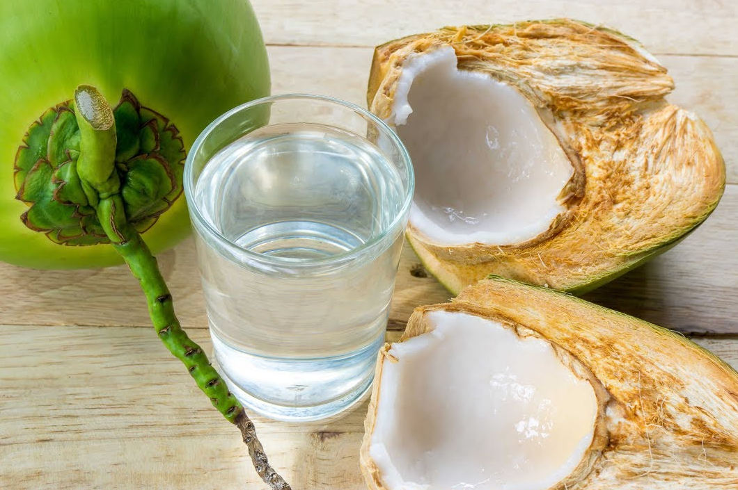 Mẹo nhanh hết kinh bằng nước dừa