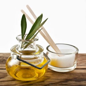 Tẩy da chết môi bằng dầu oliu và đường