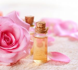 Tẩy da chết môi bằng nước hoa hồng