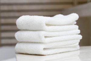 Tẩy da chết môi bằng khăn mềm