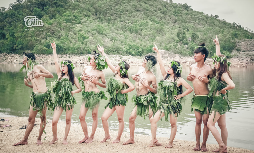 hoc_sinh_lay_la_cay_dong_kho_chup_anh_ky_yeu_17