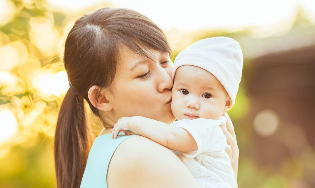 Tắm nắng cho trẻ đến mấy tháng tuổi