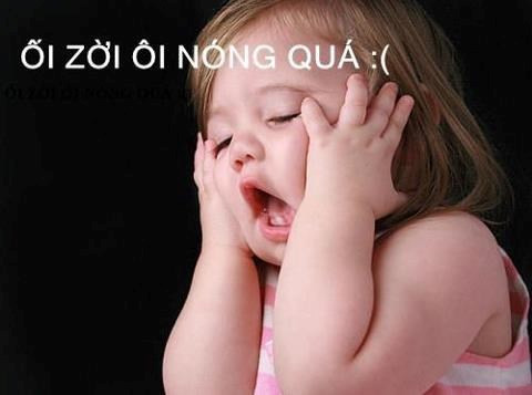 ảnh vui em bé than trời nắng nóng quá